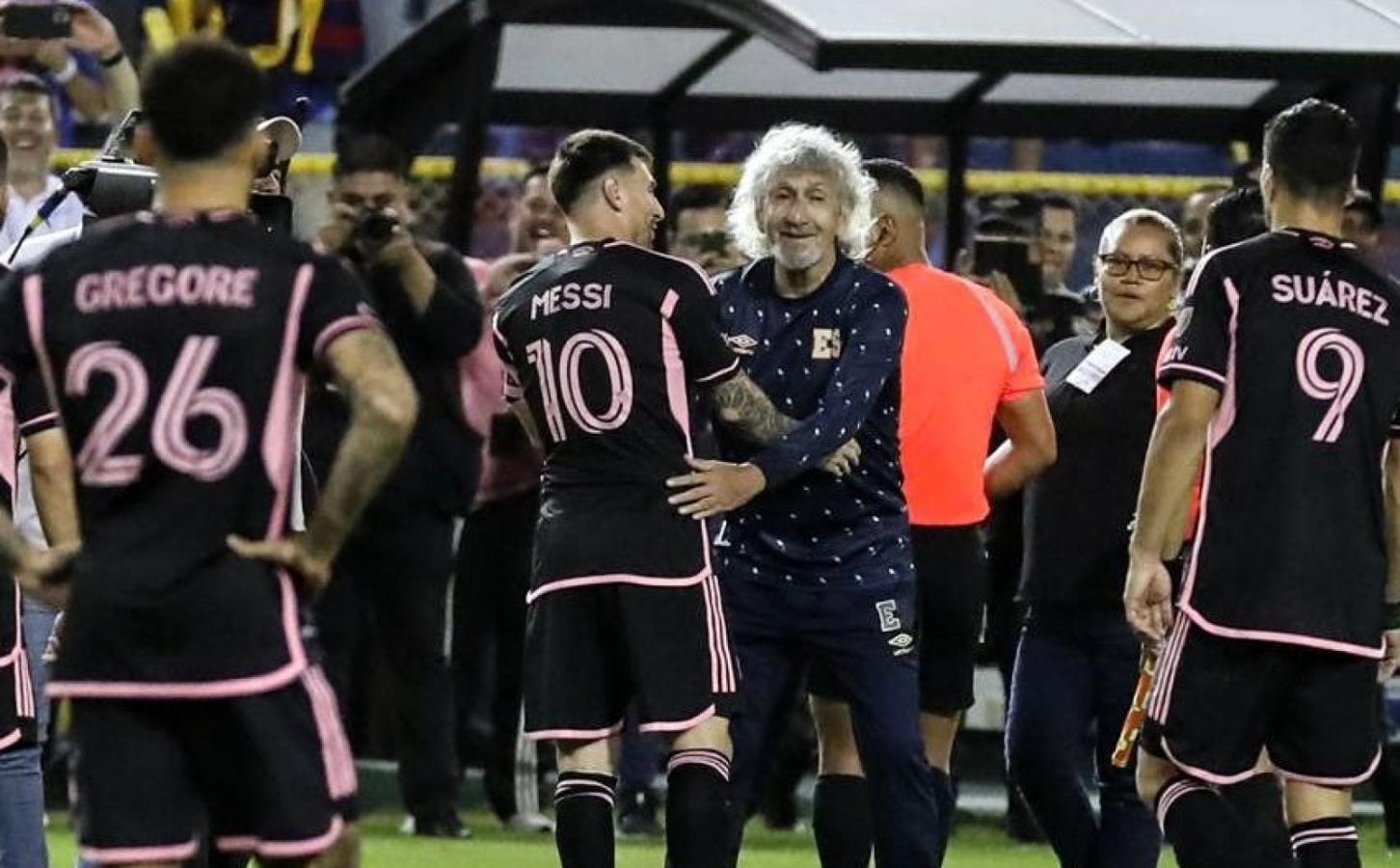Imagen El abrazo entre dos leyendas: Messi y Jorge 'El Mágico' González