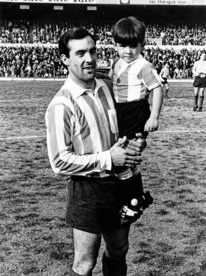 Gustavo Costas a upa de Juan Carlos Rulli, en 1966, como mascota del Equipo de José.