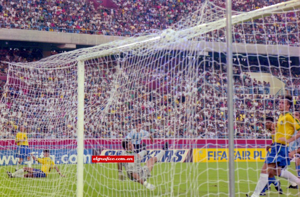 Imagen Es el 1-0 para Argentina, 10 minutos después cerraría el partido Perezlindo para el 2-0 final. Argentina estaba en semifinales.