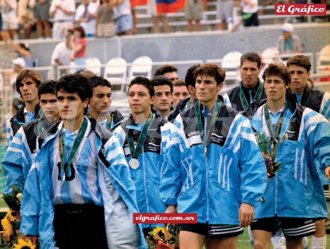Imagen Juegos Olímpicos Atlanta 96. Toda la bronca de los jugadores de Argentina al bajar del podio: Pablo Paz, Hugo Morales, Ortega, Gustavo López, Gallardo, Pineda, Bassedas, Zanetti, Bossio, Almeyda y Crespo. La Selección perdió sorpresivamente con Nigeria la final olímpica en el último minuto y se tuvo que conformar con la medalla plateada. 