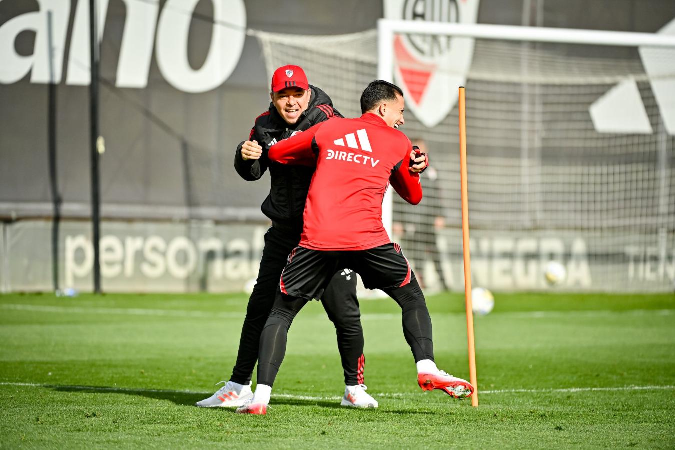 Imagen Gallardo y Castaño divirtiéndose durante un entrenamiento de River en 2025.