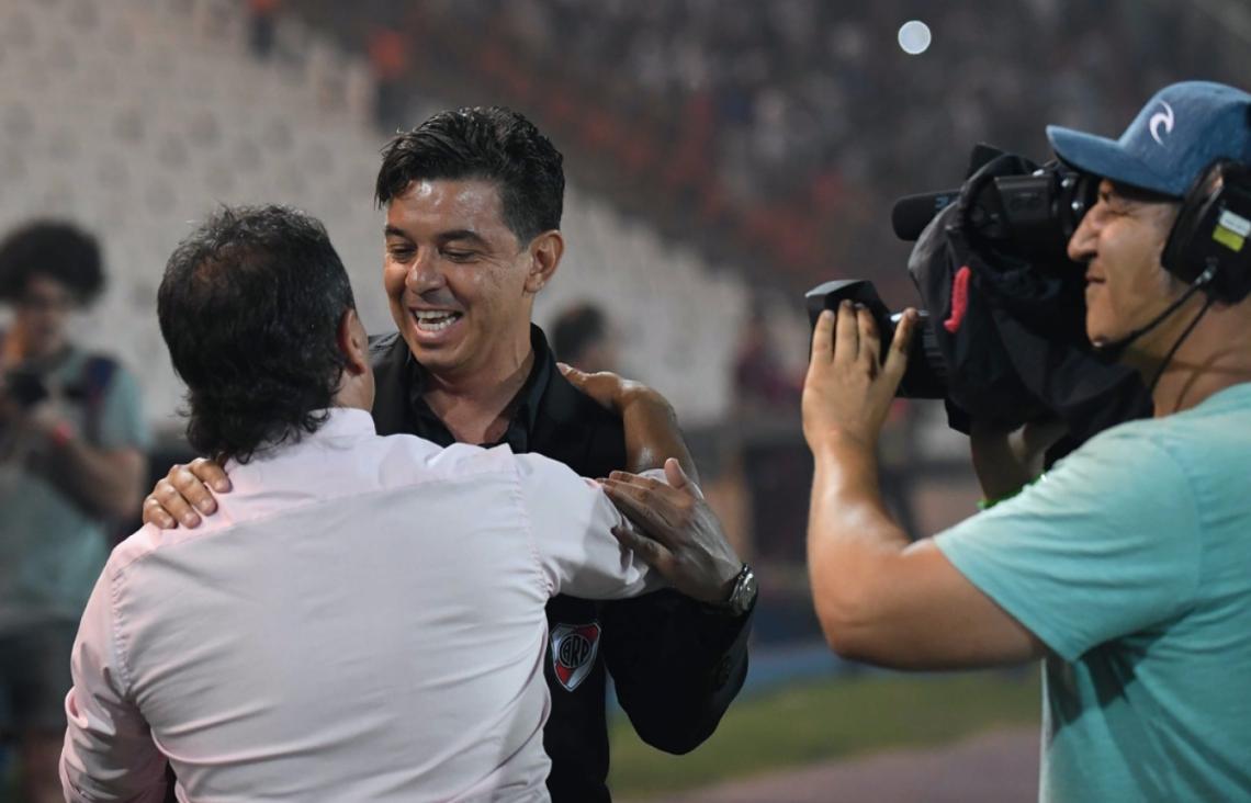 Gustavo Coleoni y Marcelo Gallardo se saludan en la previa del partido.