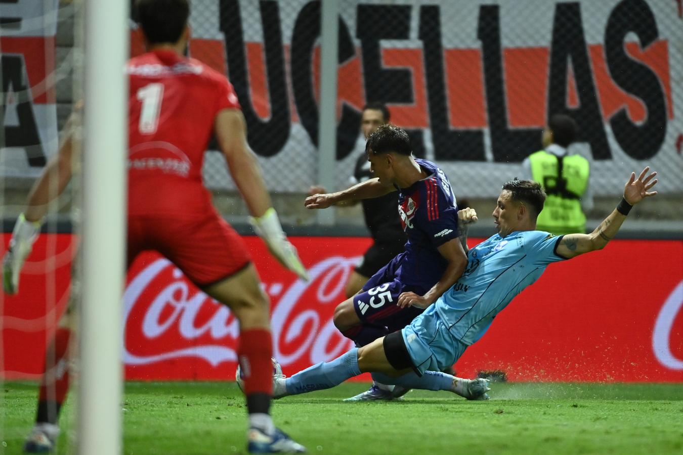 Imagen Freitas es cortado con falta por Elías Martínez. Nicolás Ramírez no dudó y sancionó penal para River.