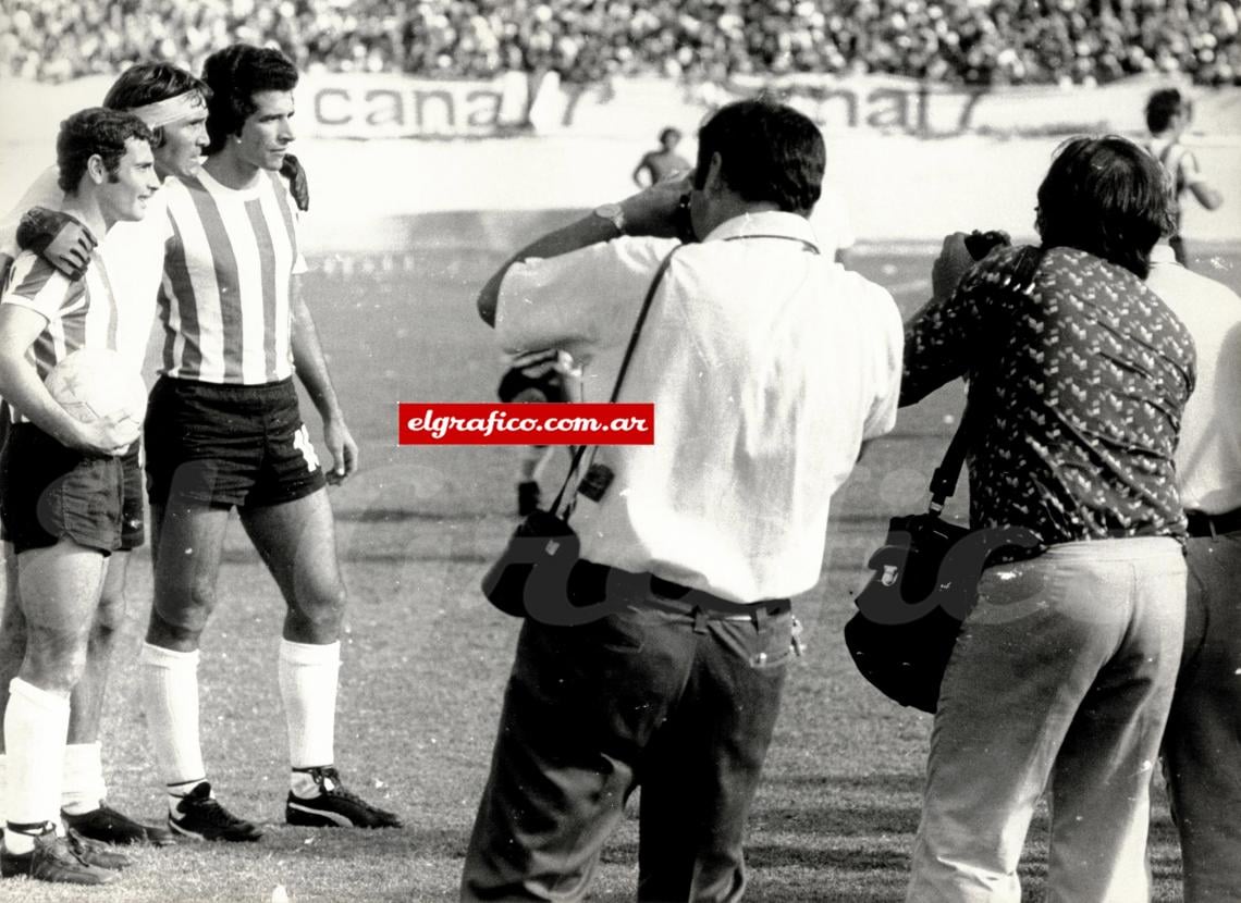Cocco, Gatti y Mastrángelo posan para los fotógrafos. Finalmente Unión terminó cuarto en la tabla.