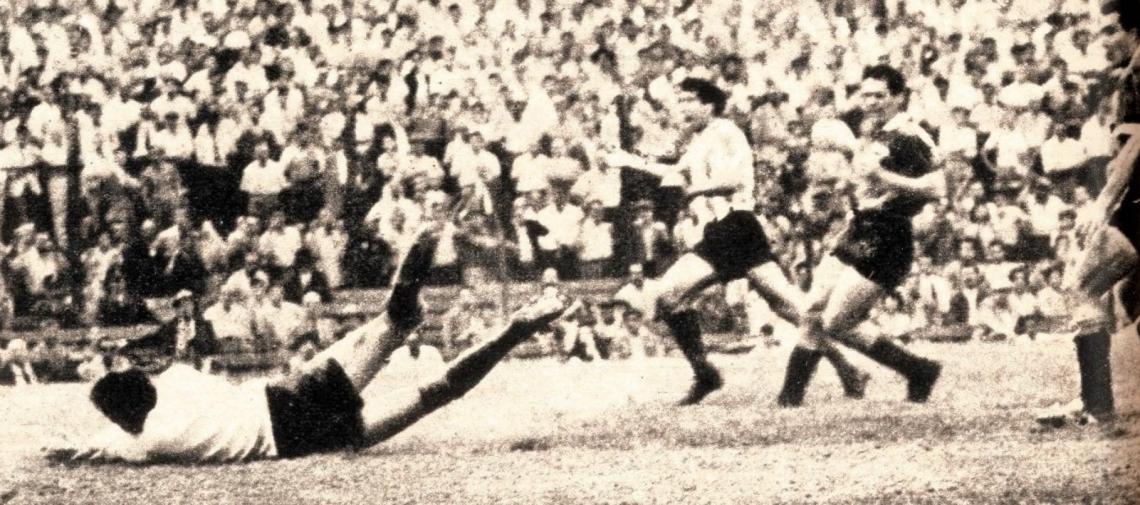 Derecha: Perfecta cortada de Ferrero al pique en diagonal de Sosa y espléndido tercer gol de éste para Racing.