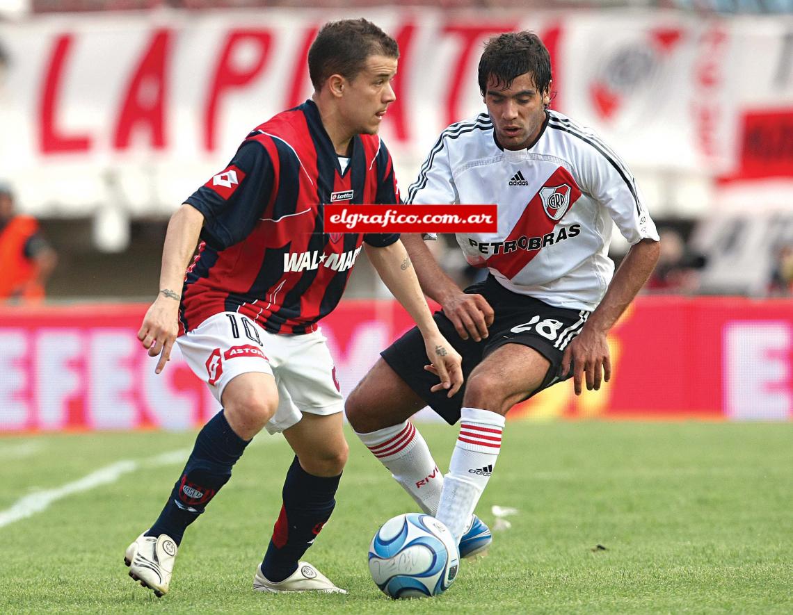 Imagen Primer choque contra River, marcado por Fernández. 