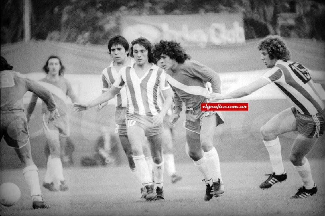 Imagen José Daniel Valencia, una de las estrellas de Talleres, sigue de cerca a Maradona el día que debutó Pelusa. Valencia se transformó en gran amigo de Diego.