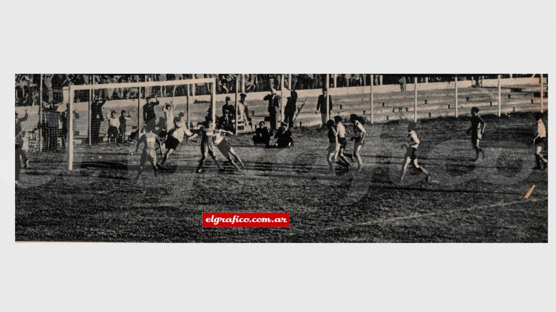 Boca Juniors obtendrá el primer gol, pues el zaguero Fatechi no va a poder rechazar la pelota, que shoteó Careri en un entrevero, sino que aquélla irá hasta la red, pese a los buenos propósitos del back riverplatense.