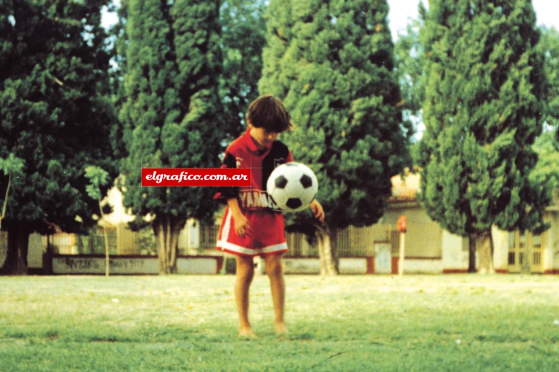 En un parque de Rosario con la camiseta de Newell´s puesta.