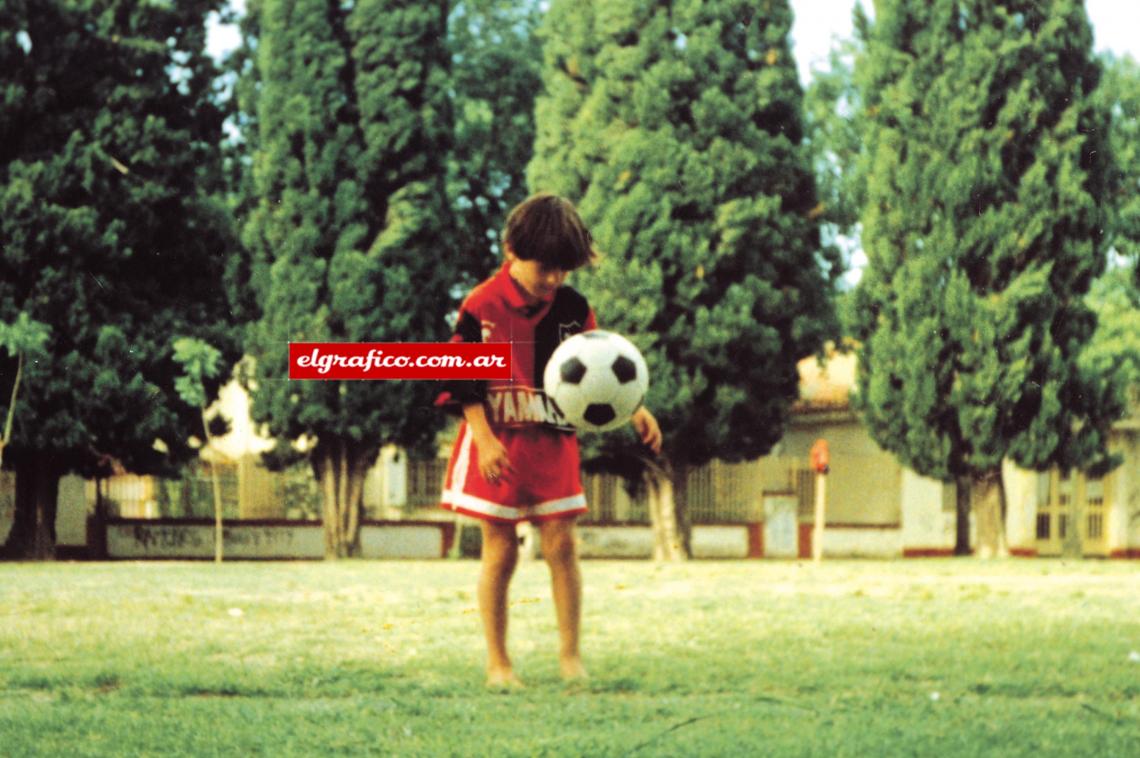 Imagen En un parque de Rosario con la camiseta de Newell´s puesta.