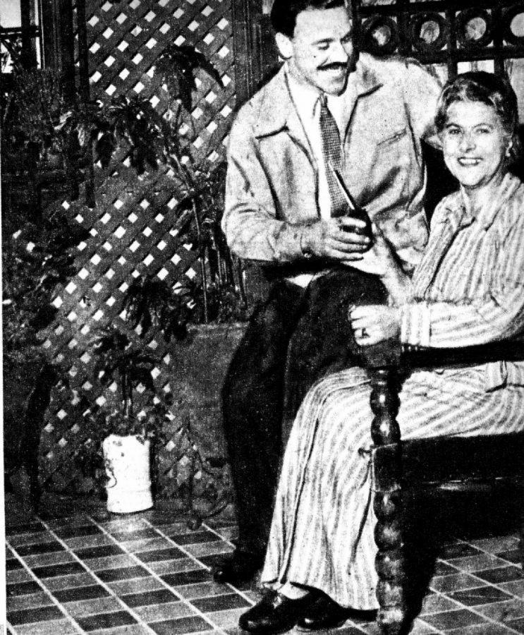 En esta foto mi madre ya sonreía como no lo había hecho cuando yo rompía alpargatas y las dejaba bigotudas en los potreros. Fue tomada el 29 de octubre de 1948 y su José era ya el Moreno que ustedes conocen.
