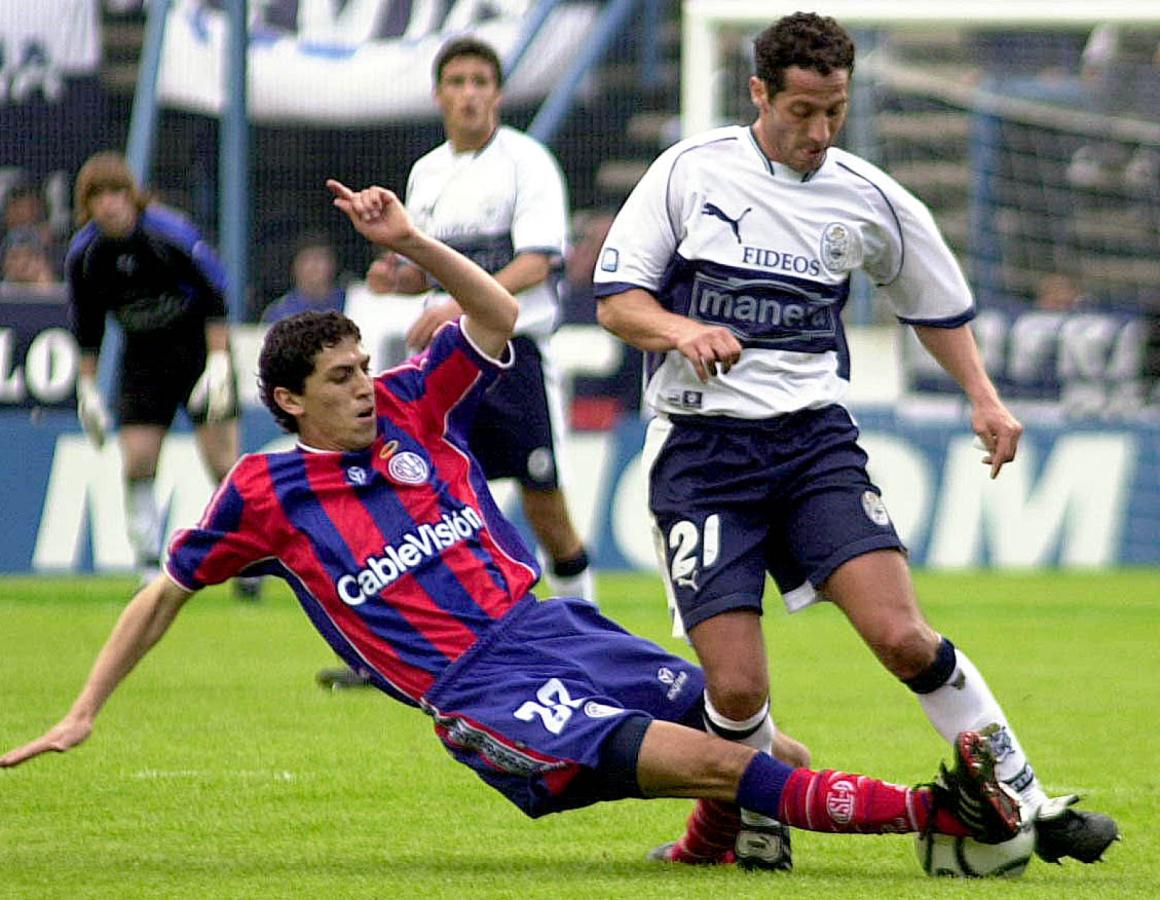 Imagen Pedro Troglio, como jugador de Gimnasia en un partido ante San Lorenzo en 2001 (FOTOBAIRES)