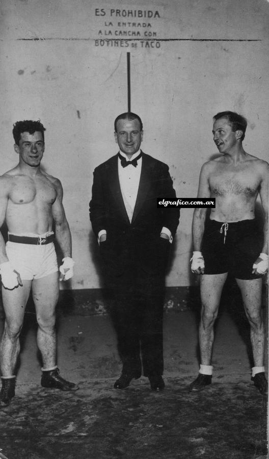 El irlandés Paddy Mac Carthy, uno de los pioneros del boxeo en Argentina, en funciones de referee.