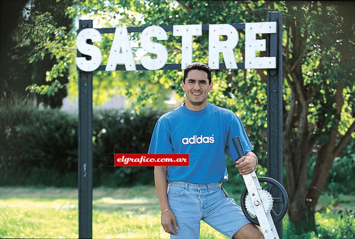 Sastre, en Santa Fe, es la ciudad en la que se crió y donde hizo todos sus amigos, aunque nació en Barrancas, Santa Fe.