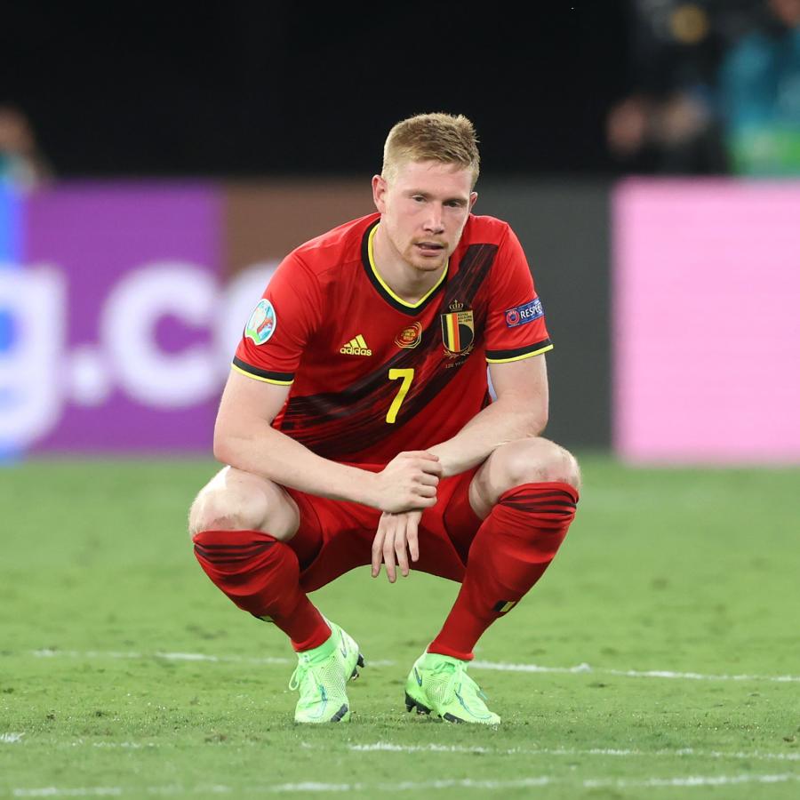 Imagen Todo es frustración para Kevin De Bruyne. Al igual que en la final de la Champions, el belga no pudo terminar el partido. Foto: @UEFAcom_es