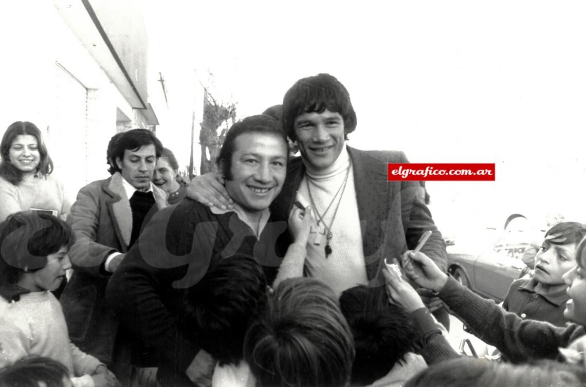 Imagen Alberto Massi nació en Concarán, San Luis, el 16 de julio de 1940. Boxeó como profesional des de 1964 hasta 1972. Realizando 57 peleas, ganó 22, empató 7 y perdió 28. Se midió cuatro veces con Monzón: solamente ganó la primera pelea. Se enfrentaron por última vez el 17 de mayo de 1968. En esa oportunidad Monzón ganó por puntos.