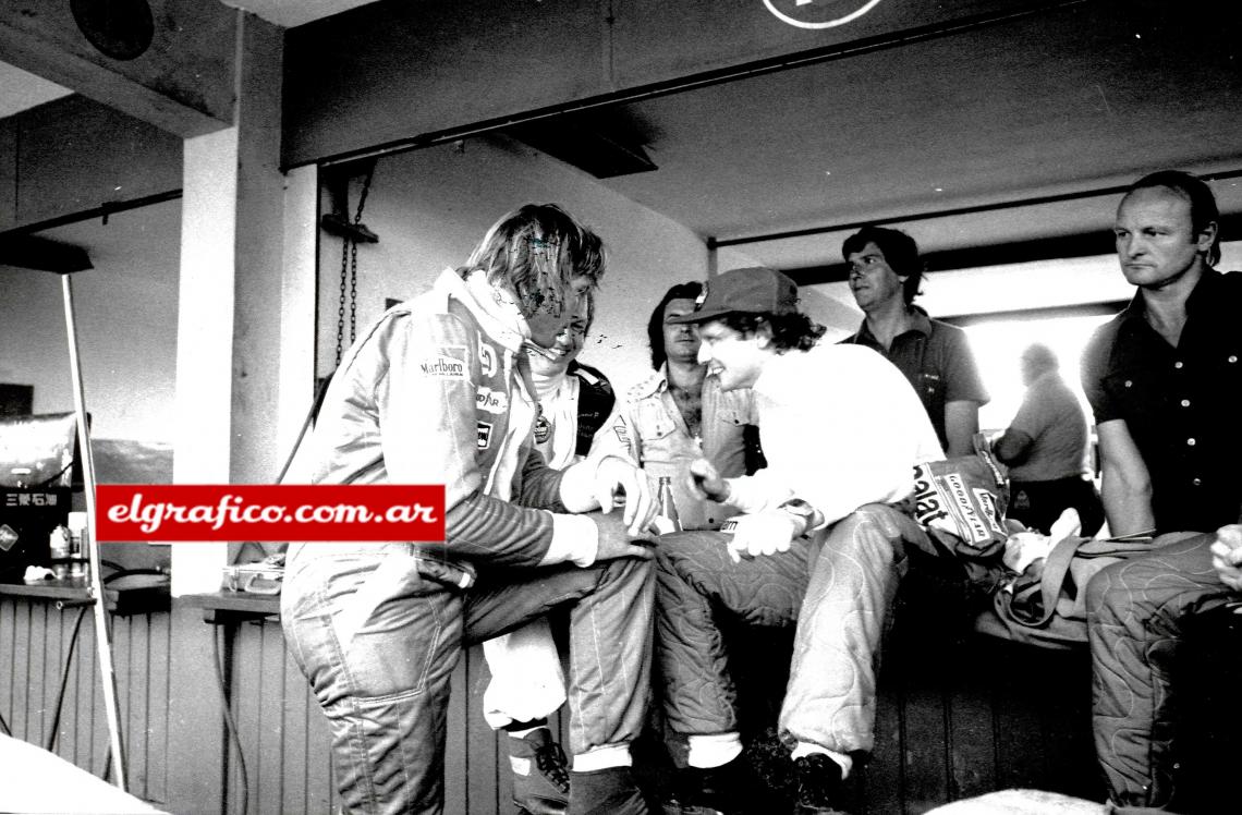 Imagen 1978. Bromeando con James Hunt, uno de sus grandes rivales.