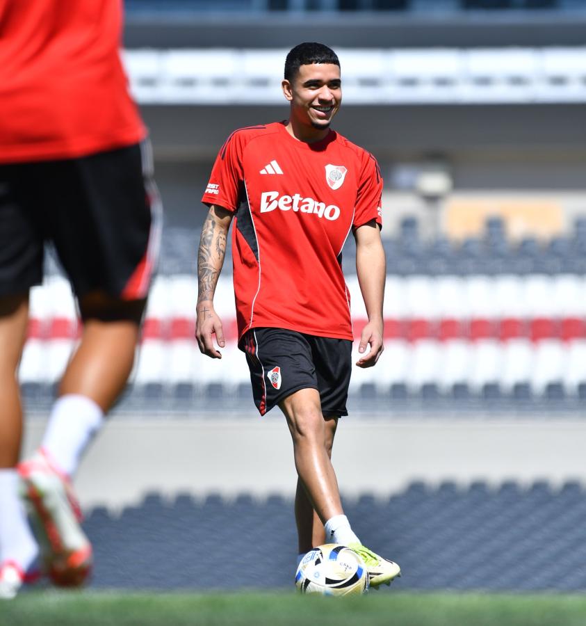 Imagen Kendry Páez, expectante por su posible debut con la camiseta de River.