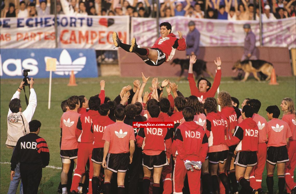 Imagen Un genio en el parque. Los jugadores de Newell’s reciben a Maradona. El Diego jugó siete partidos con la camiseta de la Lepra en el año 93.
