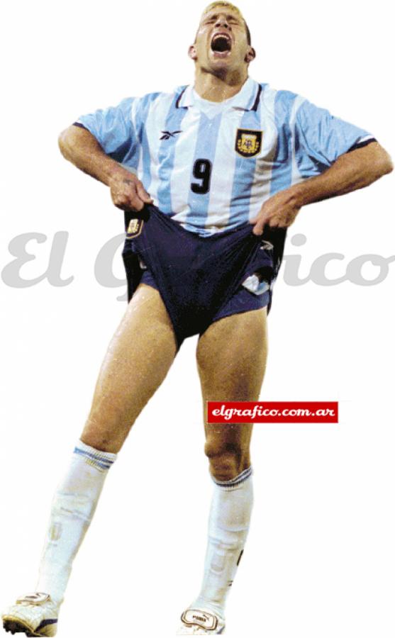 En la Selección Argentina vivió los dos extremos, la tristeza de errar tres penales en un mismo partido (Copa América de 1999) y 10 años después la gloria de convertir el gol frente a Perú en las eliminatorias para darle el pase a la Selección de Maradona al Mundial de Sudáfrica 2010, donde sería convocado y marcaría un gol frente a Grecia.