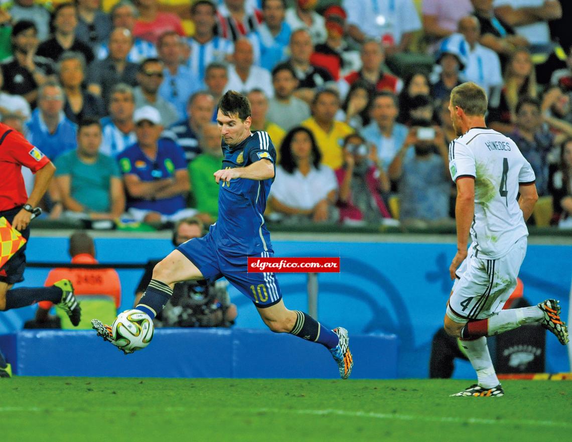 Imagen Messi, no brilló, pero mostró ráfagas de su talento. Höwedes lo marca.