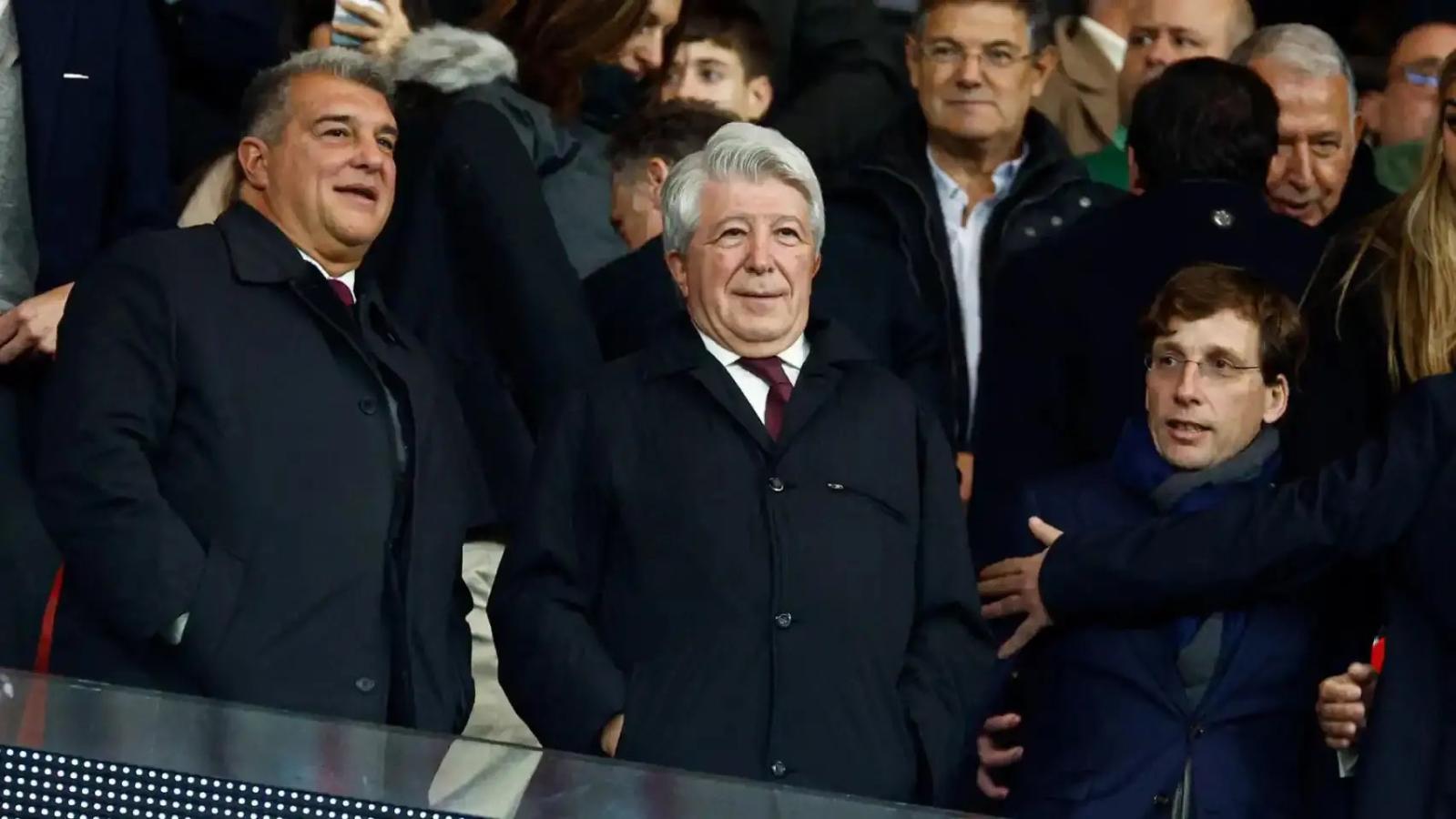 Imagen Laporta y Cerezo viendo un partido juntos. Tienen una buena relación.