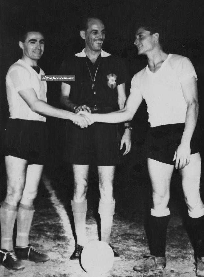 Imagen Pizzutti (capitán argentino), el juez brasileño Sobrinho y Troche, back uruguayo; capitán del equipo; en una amable pose antes de comenzar el partido. La única sonrisa que se justificó después fue la del defensa oriental, y quizá también la del árbitro.