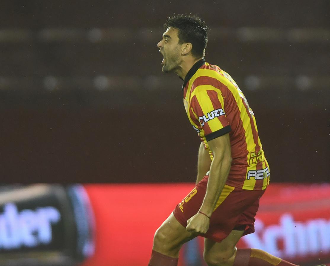 El grito furioso de Fernando Alloco luego de convertir el penal que le dio el triunfo a Boca Unidos.