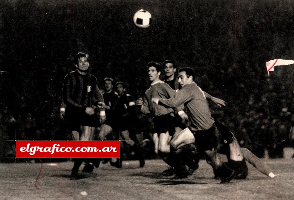 Disputando la Copa Intercontinental frente al Inter.