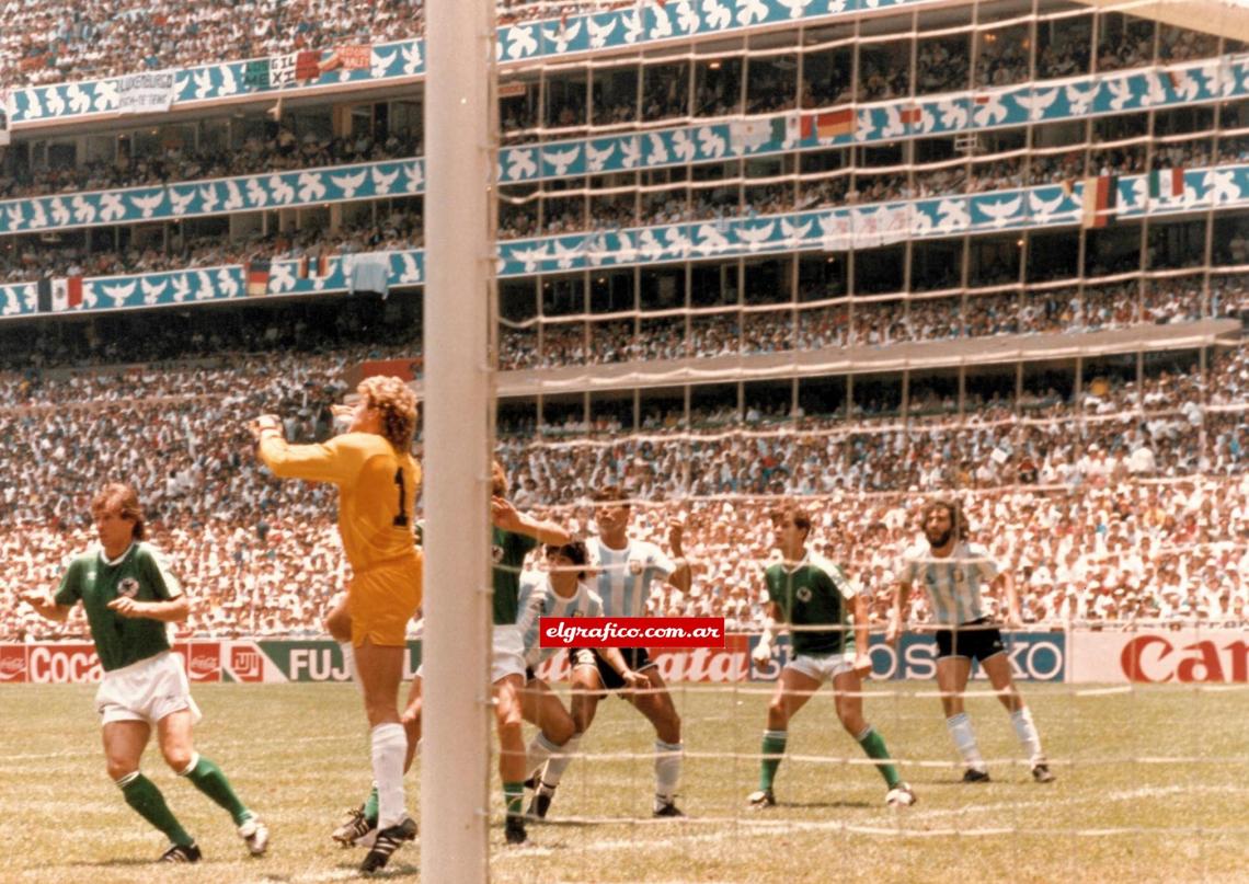 Estadio Azteca. Final del Mundo. 23 minutos del primer tiempo. Tiro Libre para Argentina que tira combado Jorge Burruchaga al área, Harald Schumacher salta a rechazar con los puños.