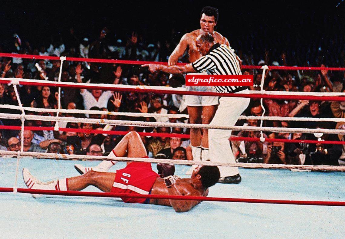 Imagen Su obra maestra: Zaire, 1974, Foreman, cansado de pegar, en el suelo. Alí, campeón por segunda vez.