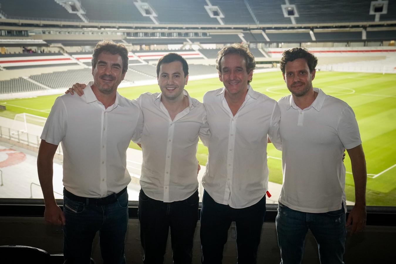 Imagen El nuevo presidente de River junto con su comisión directiva.