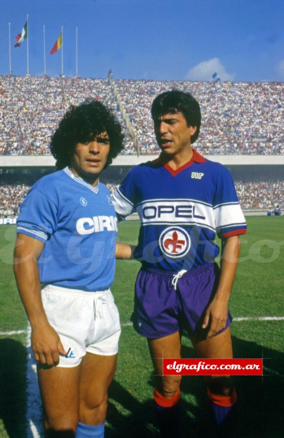 Imagen 19.5.85 En el Calcio Maradona en Napoli,Passarella en Fiorentina.
