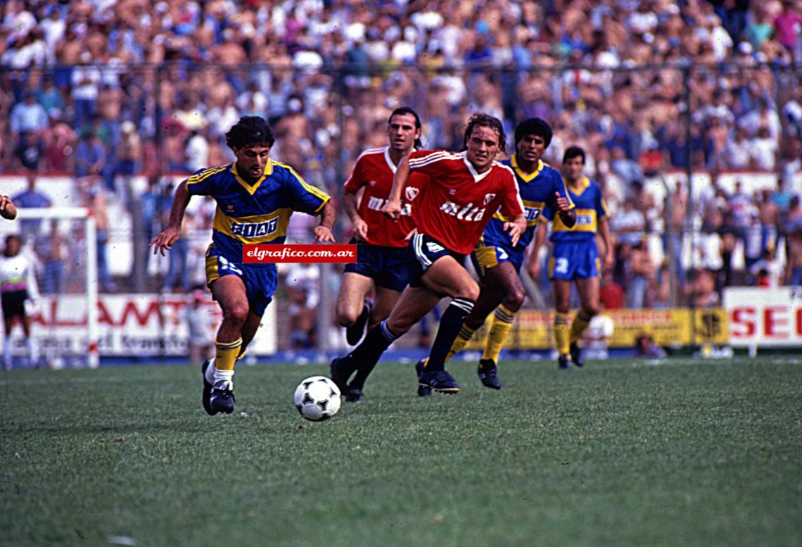 Imagen Enfrentando a Independiente. Latorre debutó en Boca en 1987.
