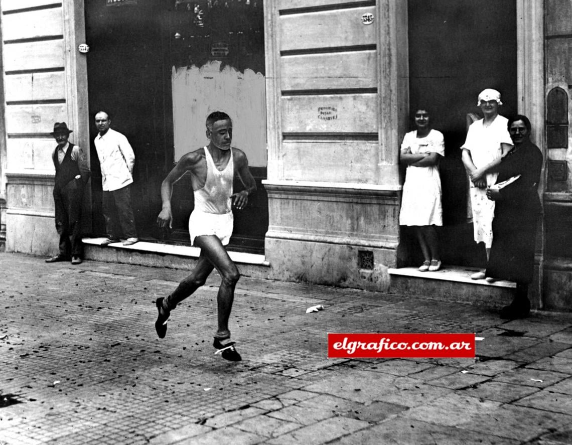 Imagen El más veterano: Ernesto Alejandro Denis (Num. 99), con 37 años de edad, avanza a paso firme, y llegará a la meta dentro del plazo establecido. Las “vecinas” del 3345 aprovechan la ocasión para posar…