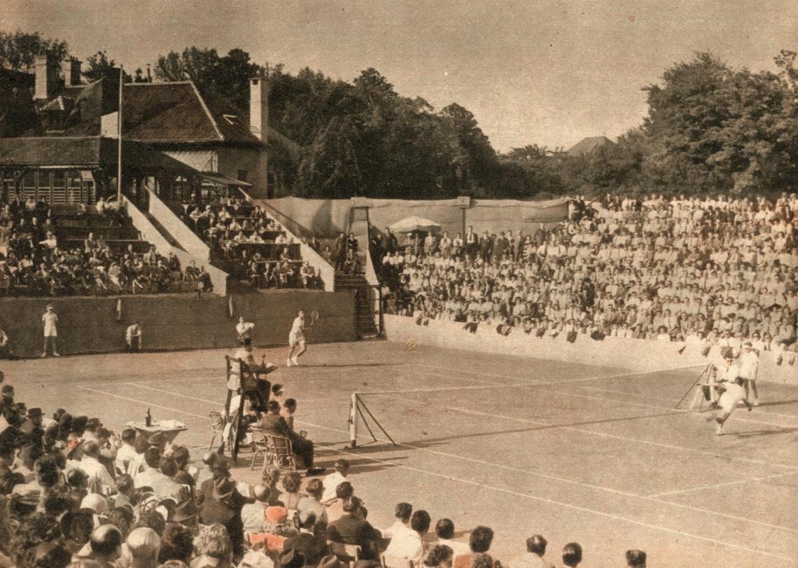 Imagen En Bélgica, disputando la Copa Davis, a lo que se refiere en la carta. 