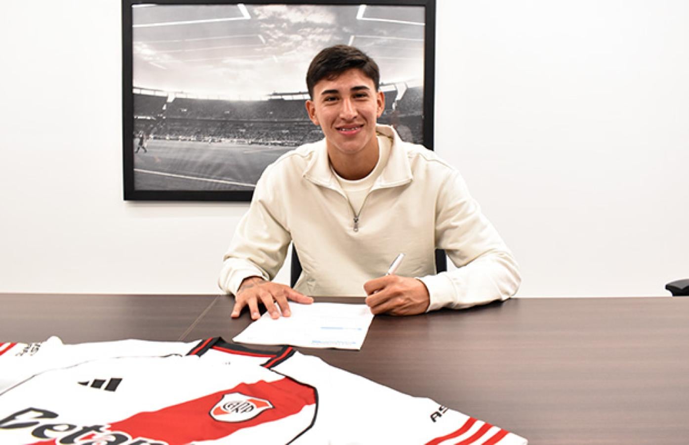 Imagen Facundo González firmó su primer contrato con River.