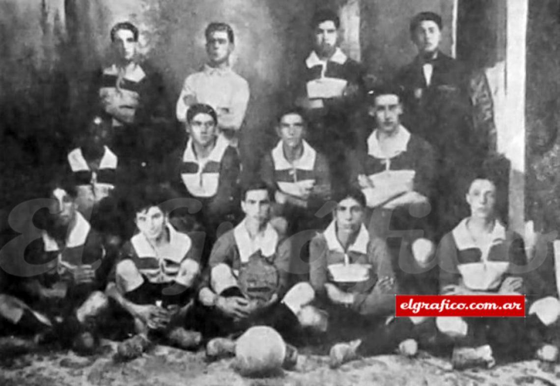 Imagen La cuarta "B" del Racing, en 1912: C. Mutoni, A. Reyes, J. García, V. Suárez, R. Pepe, F. Olazar, J. M. Busso, J. Etcheverry, L. Castagnola, M. Claviño, F. Manero y F. M. Etcheverry.