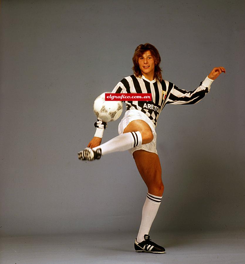 El primer rumor de su sueño italiano fue Juventus y aquí posa con esa camiseta. En 1988 la Roma lo había comprado por 2 millones de dólares, pero se retrasó en un anticipo, y el presidente de River Santilli, aprovechó, rompió el acuerdo y lo vendió al Verona por 500 mil dólares más. Fue un escándalo.