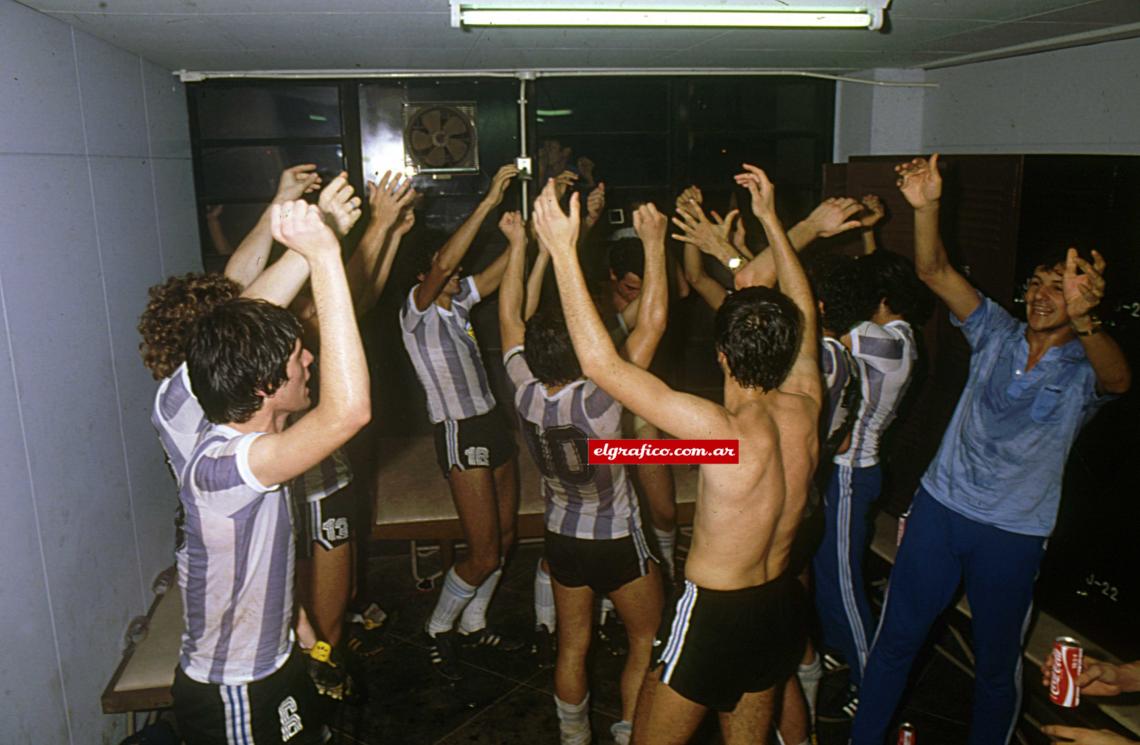 Imagen La intimidad del vestuario. Los chicos festejan el primer Mundial Sub 20 de la historia para Argentina.