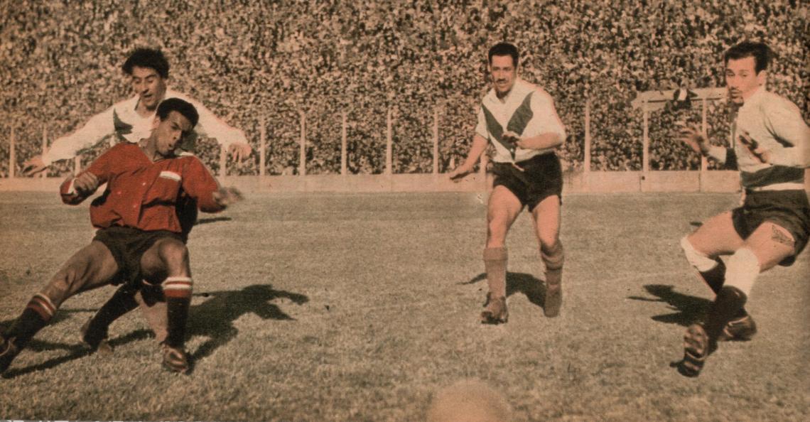 Britos tuvo que cuidar al punta de lanza de Vélez Sarsfield, Norberto Conde, tarea sin duda difícil. Aquí lo vemos al morocho frenando a su hombre en la marcación y la pelota seguirá su trayectoria saliendo fuera del campo ante la expectativa de Ferraro y Abraham, con gestos elocuentes.
