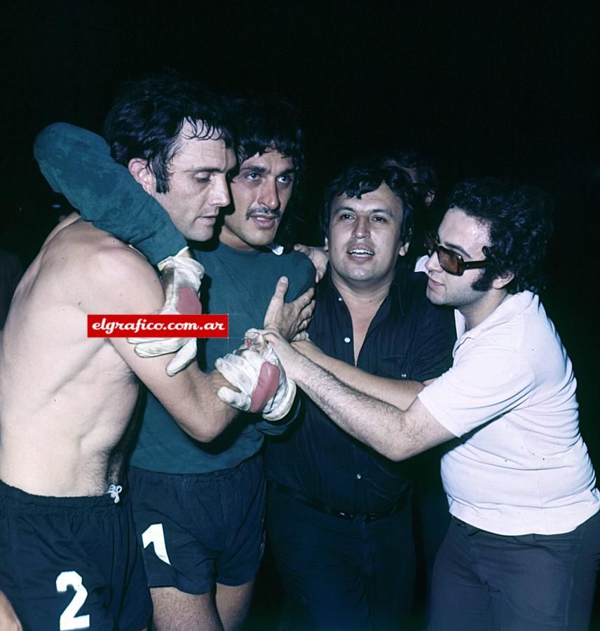 Imagen Con extraños bigotes con Roberto Perfumo tras ganar el Nacional 75, el bicampeonato. "El Chueco Perfumo, un fenómeno en todo el sentido de la palabra, dentro y fuera del campo".