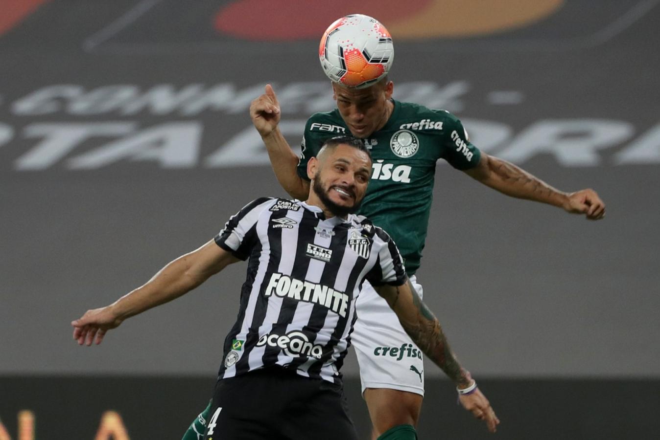 Imagen Breno Lopes le gana en las alturas a Pará y saca el cabezazo que le daría la Copa a Palmeiras, en su única llegada de peligro. Foto: Ricardo Moraes: POOL / AFP
