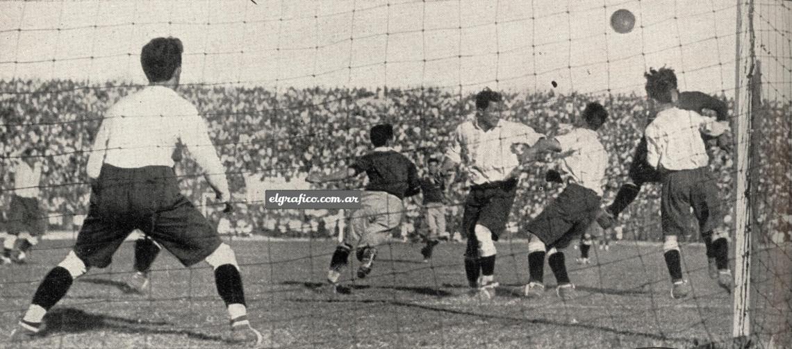 Imagen Momento de peligro sobre el arco custodiado por Arzeni. Durante el primer tiempo, Lalín y Ravaschino se mostraron los delanteros más peligrosos para la defensa de Racing.