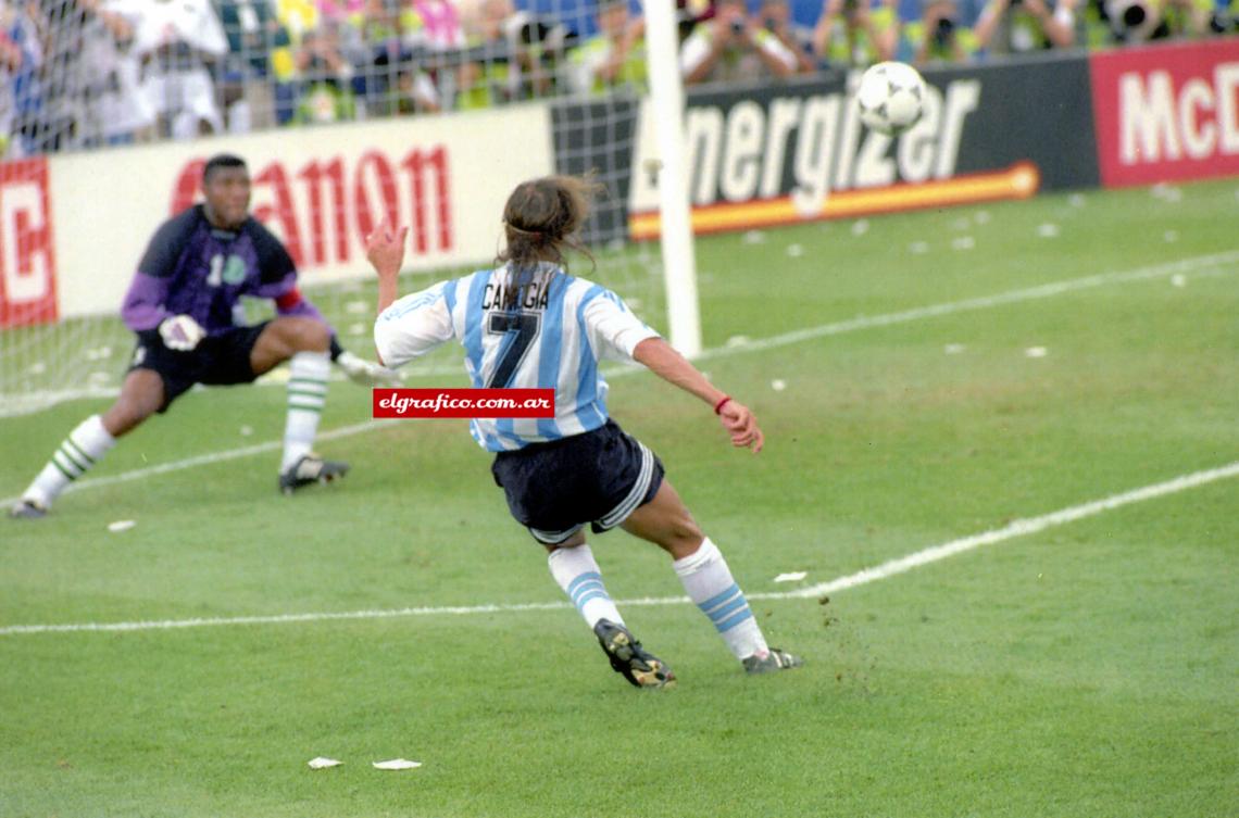 25 de Junio de 1994. Mundial USA. Tras marcar el empate frente a Nigeria, se la pide a Diego en un tiro libre y Maradona se la pone como con la mano.