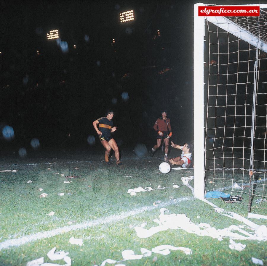 Imagen 1981. Diego termina la goleada frente a River desparramando a Tarantini y humillando al Pato. Después Eduardo Forte salió corriendo para tomar el festejo y se pegó un porrazo épico.