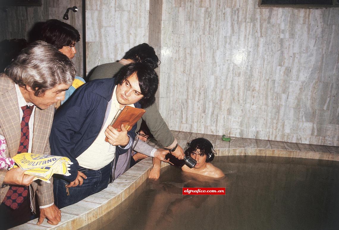 Imagen REPORTAJE de inmersión. Una manera relajada de atender a los periodistas en el vestuario local de la Bombonera, allá por 1981
