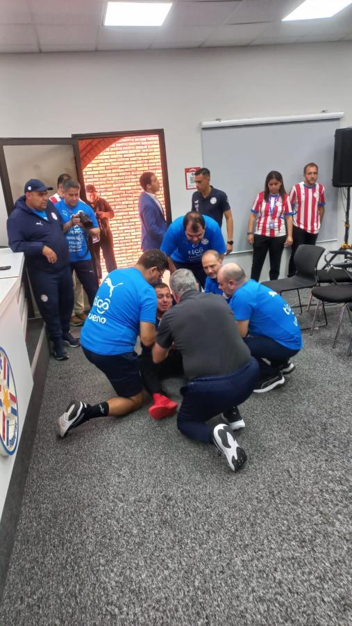 Imagen Gustavo Alfaro asistió al fotógrafo que se había desmayado.