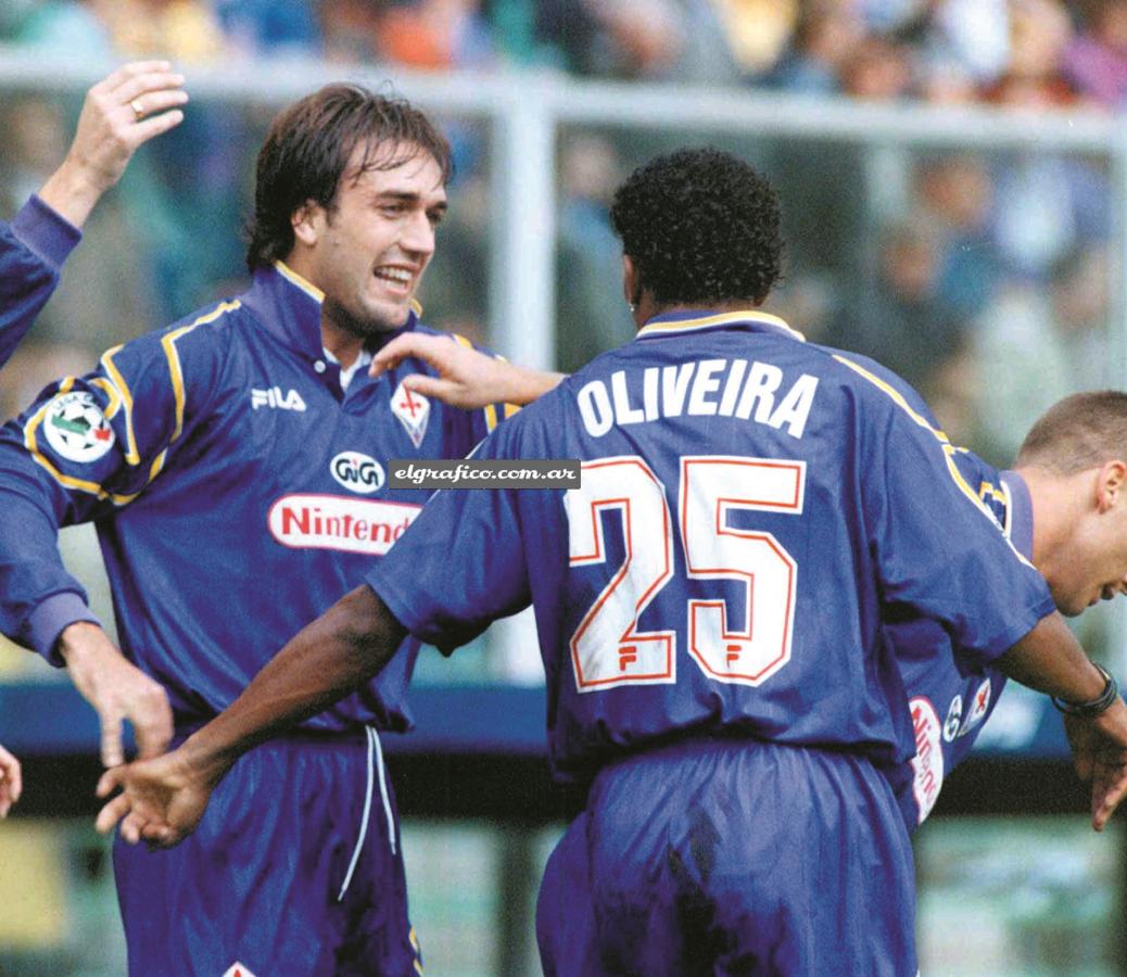 Imagen Rompiendo redes con la camiseta violeta de la Fiorentina y celebrando con el belga Oliveira. En la Selección lo aguarda otro compañero: el Piojo López.
