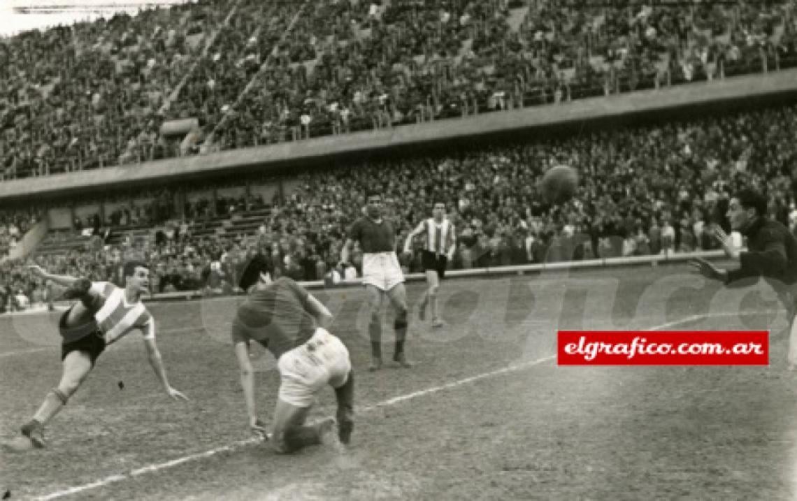 Imagen 20 de agosto de 1944. En La Bombonera con goles de Juan J. Negri, Pelegrina y tres goles del Beto Infante (en la foto convirtiendo uno de ellos de volea), Estudiantes de La Plata vence a San Lorenzo 5 a 1. El gol del Cuervo lo hizo de penal Rinaldo Martino. Ese año El Pincha terminó tercero concretando una de las mejores campañas del club antes de la llegada de Zubeldía.